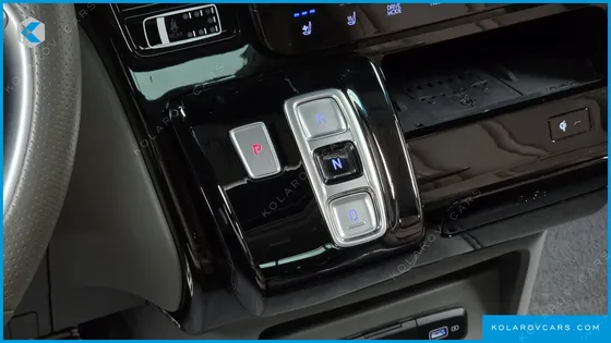 HYUNDAI STARIA 4WD LOUNGE 9-SEATER