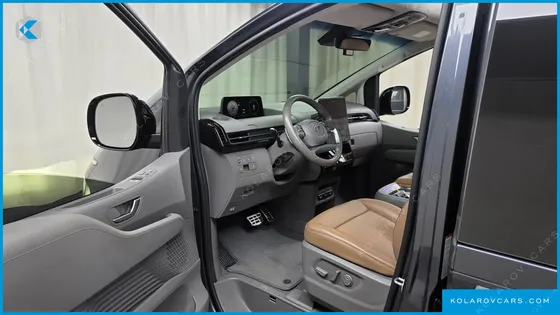 HYUNDAI STARIA 4WD LOUNGE 9-SEATER