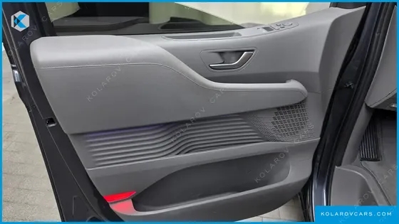 HYUNDAI STARIA 4WD LOUNGE 9-SEATER