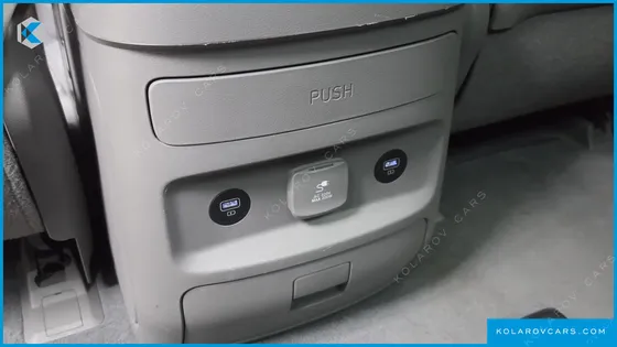 HYUNDAI STARIA 4WD LOUNGE 9-SEATER
