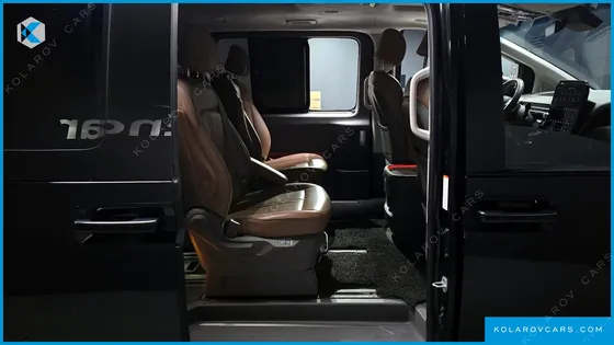 HYUNDAI STARIA 4WD LOUNGE 9-SEATER