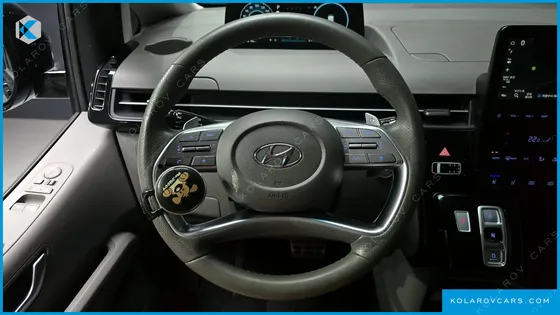 HYUNDAI STARIA 4WD LOUNGE 9-SEATER