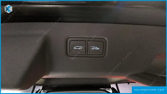 HYUNDAI STARIA 4WD LOUNGE 9-SEATER