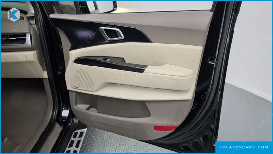 KIA CARNIVAL GASOLINE 9-SEATER HI-LIMOUSINE