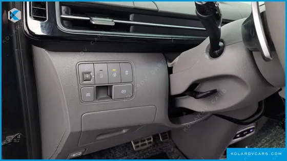 HYUNDAI STARIA 4WD LOUNGE 9-SEATER