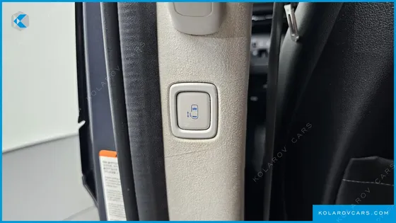 HYUNDAI STARIA 4WD LOUNGE 9-SEATER