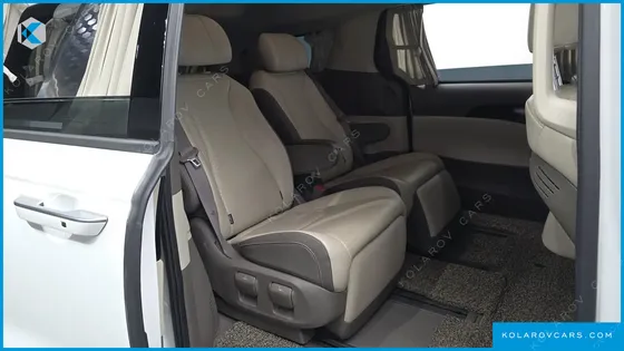 KIA CARNIVAL GASOLINE 7-SEATER HI-LIMOUSINE