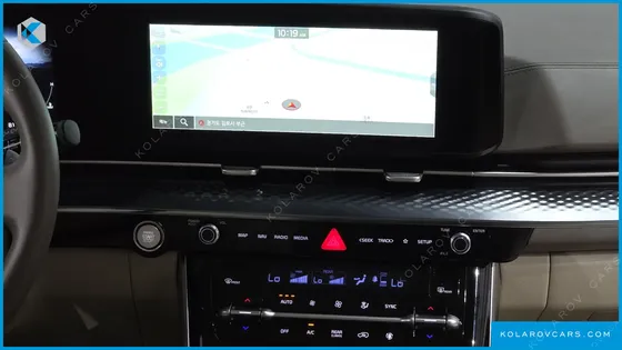 KIA CARNIVAL GASOLINE 7-SEATER HI-LIMOUSINE
