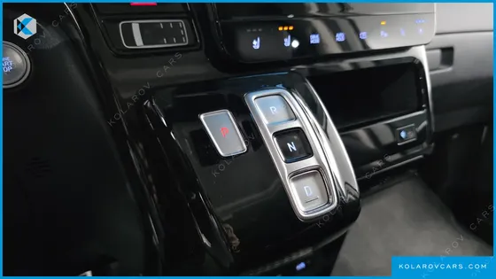 HYUNDAI STARIA LOUNGE 9-SEATER