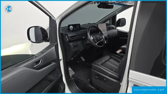HYUNDAI STARIA LOUNGE 9-SEATER