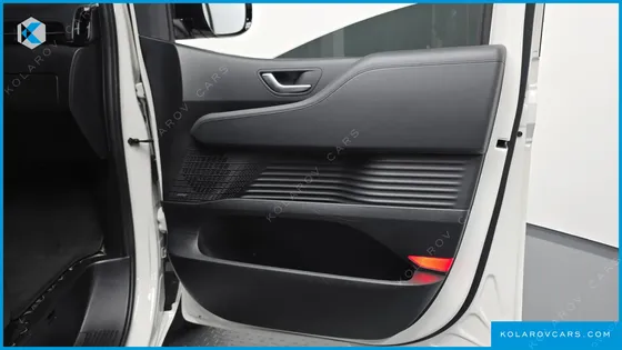 HYUNDAI STARIA LOUNGE 9-SEATER