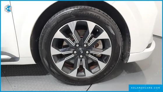 KIA CARNIVAL GASOLINE 7-SEATER HI-LIMOUSINE