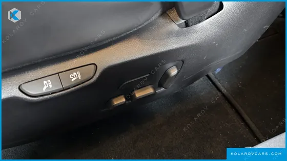 KIA CARNIVAL GASOLINE 7-SEATER SIGNATURE