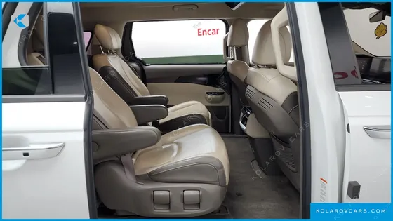 KIA CARNIVAL GASOLINE 7-SEATER HI-LIMOUSINE