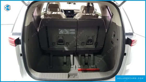 KIA CARNIVAL GASOLINE 7-SEATER HI-LIMOUSINE