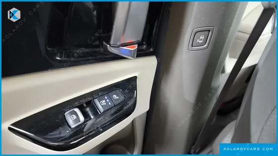 KIA CARNIVAL GASOLINE 7-SEATER HI-LIMOUSINE