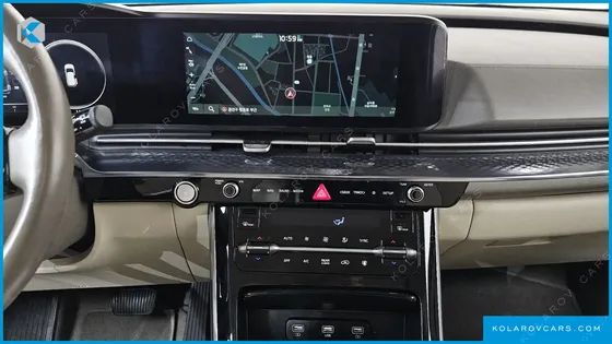KIA CARNIVAL GASOLINE 7-SEATER HI-LIMOUSINE