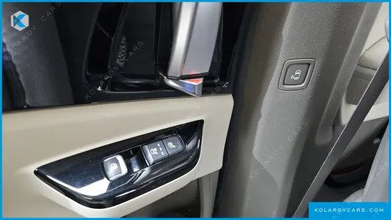 KIA CARNIVAL GASOLINE 7-SEATER HI-LIMOUSINE