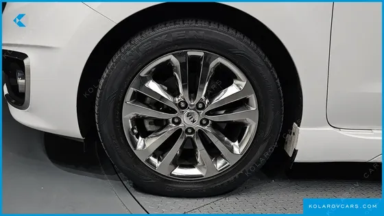 KIA CARNIVAL 9-SEATER LUXURY