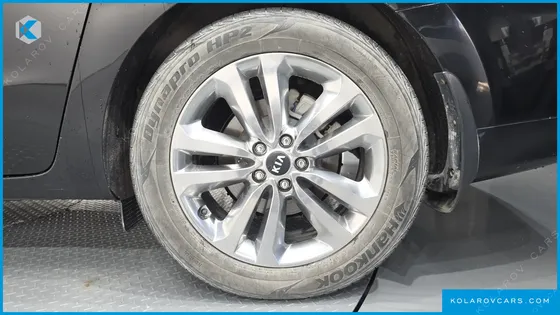 KIA CARNIVAL 9-SEATER PRESTIGE