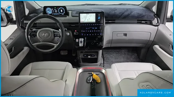 HYUNDAI STARIA 4WD LOUNGE 9-SEATER