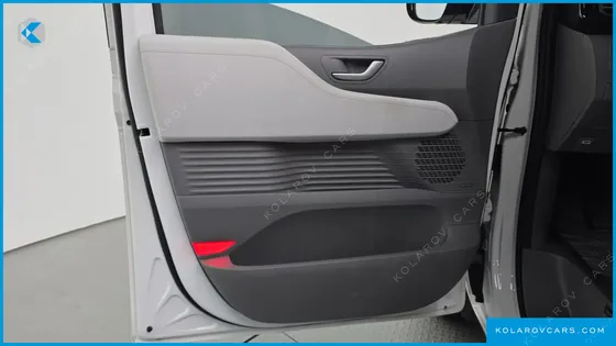 HYUNDAI STARIA 4WD LOUNGE 9-SEATER