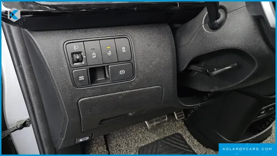 HYUNDAI STARIA 4WD LOUNGE 7-SEATER