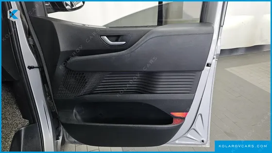 HYUNDAI STARIA 4WD LOUNGE 7-SEATER