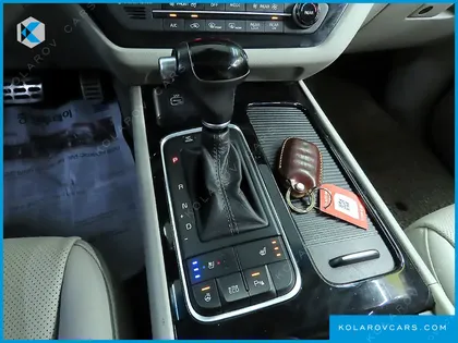 KIA CARNIVAL 9-SEATER PRESTIGE