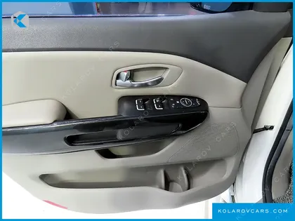 KIA CARNIVAL 9-SEATER PRESTIGE