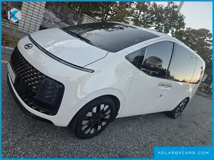 HYUNDAI STARIA LOUNGE 9-SEATER