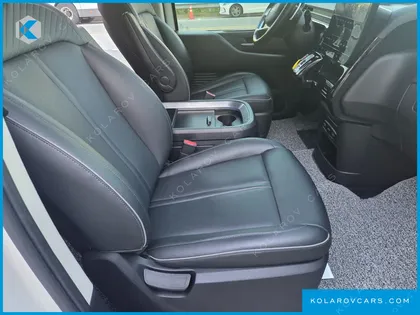 HYUNDAI STARIA LOUNGE 9-SEATER