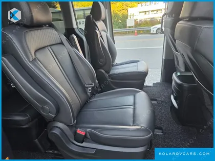 HYUNDAI STARIA LOUNGE 9-SEATER