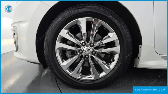 KIA CARNIVAL 9-SEATER OUTDOOR
