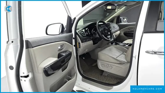 KIA CARNIVAL 9-SEATER OUTDOOR