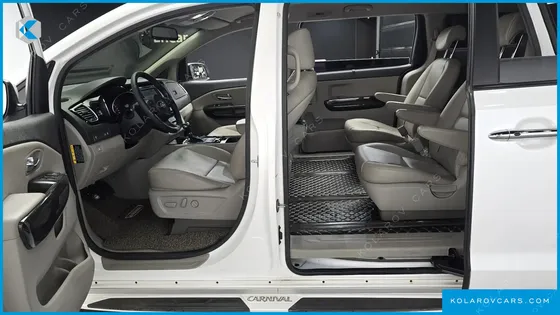 KIA CARNIVAL 9-SEATER OUTDOOR