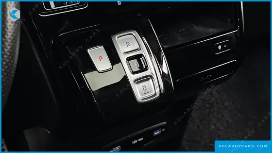 HYUNDAI STARIA LOUNGE 9-SEATER