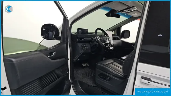 HYUNDAI STARIA LOUNGE 9-SEATER
