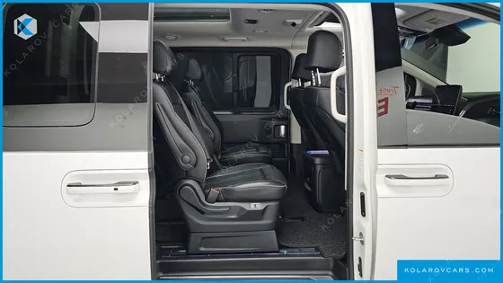 HYUNDAI STARIA LOUNGE 9-SEATER