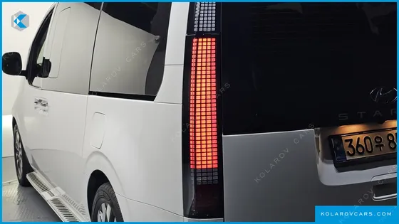 HYUNDAI STARIA LOUNGE 9-SEATER