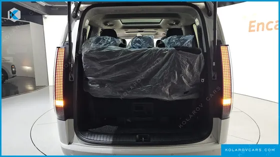 HYUNDAI STARIA LOUNGE 9-SEATER