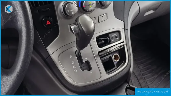 HYUNDAI STAREX 5-SEATER VAN
