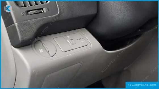 HYUNDAI STAREX 5-SEATER VAN