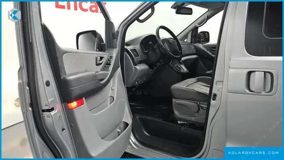HYUNDAI STAREX 5-SEATER VAN