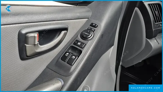 HYUNDAI STAREX 5-SEATER VAN
