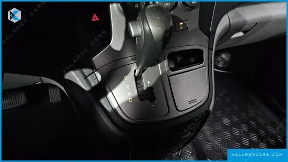 HYUNDAI STAREX 5-SEATER VAN