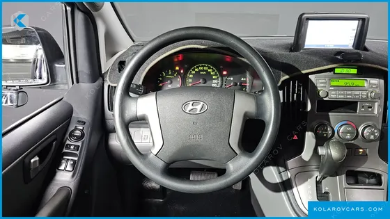 HYUNDAI STAREX 5-SEATER VAN