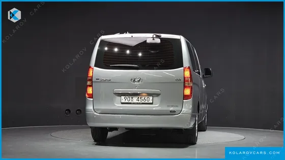 HYUNDAI STAREX 5-SEATER VAN