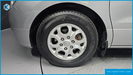 HYUNDAI STAREX 5-SEATER VAN
