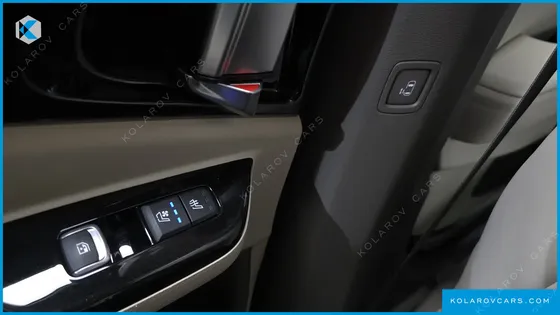 KIA CARNIVAL GASOLINE 9-SEATER SIGNATURE
